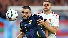 Skot John McGinn v souboji s maarským obráncem.
