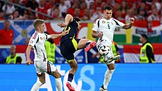 Skotský útoník Che Adams v souboji s Maarem Willim Orbanem.