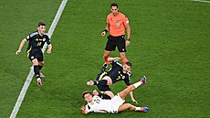 Maar Callum Styles fauluje Skota Johna McGinna.