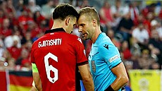 Kapitán Albánie Berat Djimsiti si n�co vysv�tluje s rozhod�ím Glennem Nybergem...