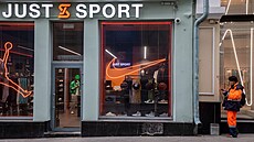 Prodejna Just Sport se sportovním zboím na Kuznckém most v centru Moskvy (7....