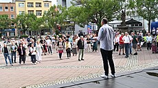 Demonstrace na námstí Míru ve Zlín kvli vysoké dani. Na pódiu svolavatel a...