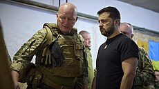 Velitel ukrajinské námo�ní p�choty Jurij Sodol informuje ukrajinského...