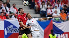 eský fotbalista Antonín Barák ve vzduném souboji s jedním z gruzínských...