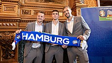 �e�tí fotbalisté Luká� �erv, Mat�j Jurásek a Tomá� Sou�ek (zleva) na radnici v...