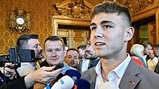 �eský reprezentant Mat�j Jurásek odpovídá na otázky noviná��.