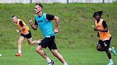 Karvinský zálo�ník Patrik �avo� b�í b�hem týmového tréninku.