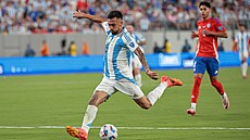 Argentinec Nicolás González st�ílí b�hem zápasu proti Chile.