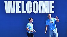 Norský kanonýr Erling Haaland (vpravo) zdraví fanouky Manchesteru City, kam...