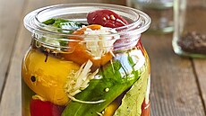 Nakl�dan� papriky se zel�m