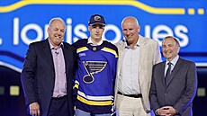 Adam Jiíek na draftu, zcela vpravo komisioná NHL Gary Bettman.