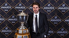 Quinn Hughes z Vancouveru vedle ocenní pro nejlepího obránce NHL.
