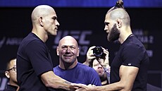 Ji�í Procházka a Alex Pereira p�ed odvetným soubojem.