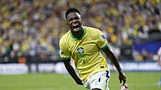 Brazilec Vinicius Junior se raduje z braky proti Paraguayi.