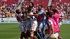 Fotbalisté Venezuely se radují z branky proti Ekvádoru.