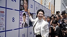 V japonském Tokiu za�aly volby guvernéra. Na snímku je kandidátka Renhó...
