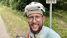 Brn�nský cyklistický nad�enec Jan �mikmátor projel na jeden zátah �esti zem�mi...