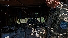 Ukrajinský voják ukazuje ruský sov�tský hlavní bojový tank T-62 s...