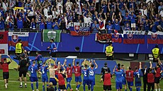 Sloventí fotbalisté se se svými fanouky radují z postupu do osmifinále...