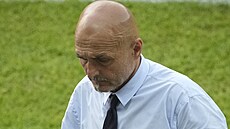 Zachmu�ený a zasko�ený. Trenér italské reprezentace Luciano Spalletti b�hem...