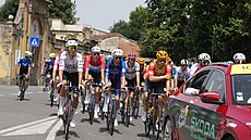 Cyklisté p�ed ostrým startem první etapy Tour de France