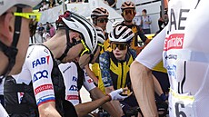 Tadej Poga�ar z UAE a Jonas Vingegaard z Vismy p�ed startem první etapy Tour de...
