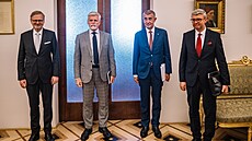 Prezident Petr Pavel (druhý zleva) pijal na Hrad premiéra Petra Fialu (ODS)...