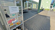 Re-use sk�í� je umíst�na u vchodu do ��árského relaxa�ního centra. Odkládat do...