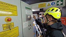 Jeden po�íta�ový terminál je pod elektrárnou, druhý naho�e v gondole. Obsluha...