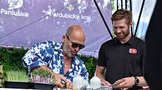U va�ení Zde�kovi Pohlreichovi asistoval obránce pardubického Dynama David...