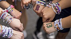 Fanou�ci si na celém turné Taylor Swift vym��ují náramky p�átelství (21. �ervna...