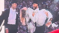 K p�ekvapení v�ech vystoupil s Taylor Swift ve Wembley i její p�ítel Travis...