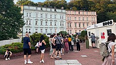 Fronta na lístky ped osmou hodinou ranní na schodech u hotelu Thermal. (29....