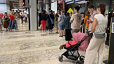 Fronta na lístky u hlavních pokladen v prostorách hotelu Thermal. (29. ervna...