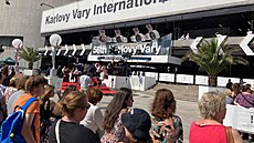 Zahájení Mezinárodního filmového festivalu v Karlových Varech ped hotelem...
