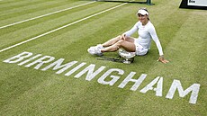 Julia Putincevová pózuje s trofejí pro vítzku turnaje v Birminghamu.