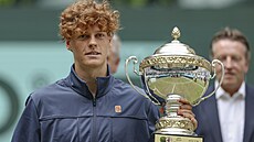 Jannik Sinner pózuje s trofejí pro vít�ze turnaje v Halle.