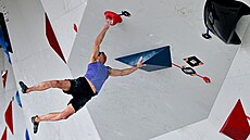 Adam Ondra v akci na boulderu bhem olympijské kvalifikace.