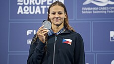Barbora Seemanová pózuje se stíbrnou medailí ze závodu 400 metr volným...