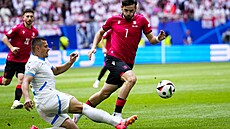 �eský fotbalista Tomá� Hole� (vlevo) v souboji s Chvi�ou Kvaracchelijou.