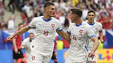 �e�tí fotbalisté se radují z vyrovnávajícího gólu v utkání s Gruzií.