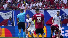 �eský kapitán Tomá� Sou�ek inkasuje �lutou kartu za hrubost.