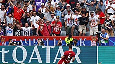 Luka Jovi slaví se srbskými fanouky svj gól Slovinsku.