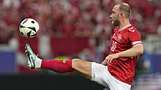 Dán Christian Eriksen zpracovává mí� v utkání s Anglií.