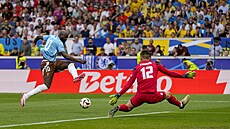 Belgický úto�ník Romelu Lukaku st�ílí na ukrajinského branká�e Anatolija...