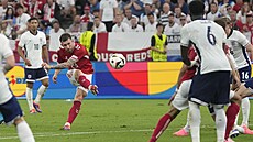 Pierre-Emil Höjbjerg stílí na branku Anglie.