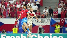 �eský fotbalista David Jurásek (vlevo) v hlavi�kovém souboji s Turkem Barisem...