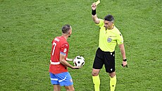 Antonín Barák inkasuje lutou kartu v utkání s Tureckem.