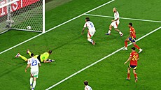 Ital Riccardo Calafiori si dává vlastní gól v utkání se panlskem.