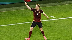 Kevin De Bruyne se raduje ze vsteleného gólu Rumunsku.